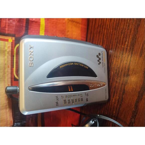 Sony Walkman WM-FX195 AM/FM Stereo Cassette Player Mega Bass PARTS/REPAIR - Picture 1 of 4